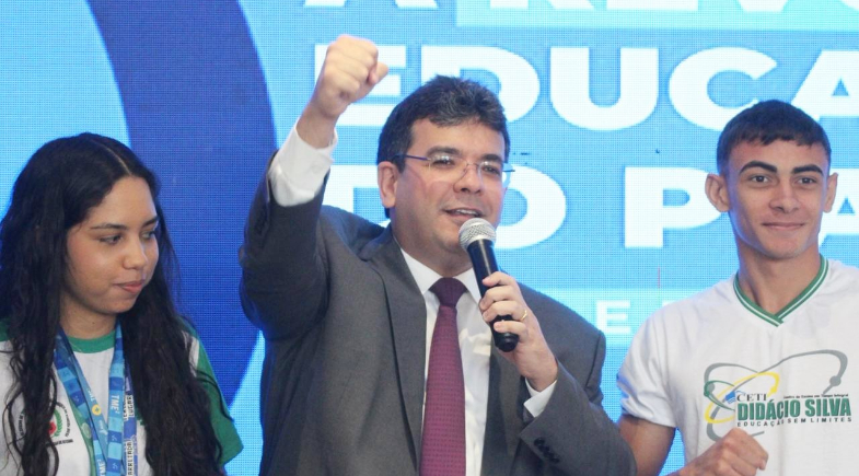 Rafael Fonteles e alunos Seduc | Raissa Morais/Meio News