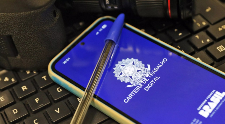 Celular com Carteira de Trabalho Digital | Reprodução/ Bruno Peres/Agência Brasil