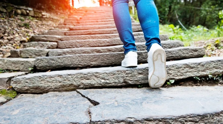 Cansaço ao subir escadas: quando é normal e quando é alerta? | Reprodução