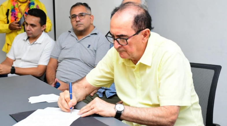 Prefeito de Floriano realiza assinatura de ordem de serviço para a construção de Espaço Comunitário