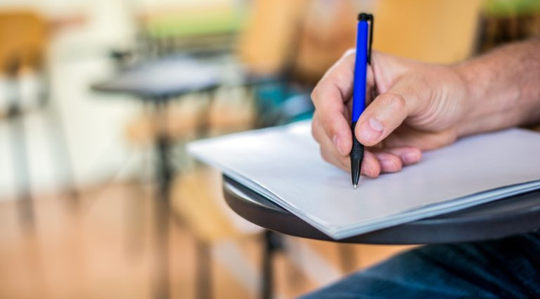 Candidato fazendo prova | Imagem de Freepik