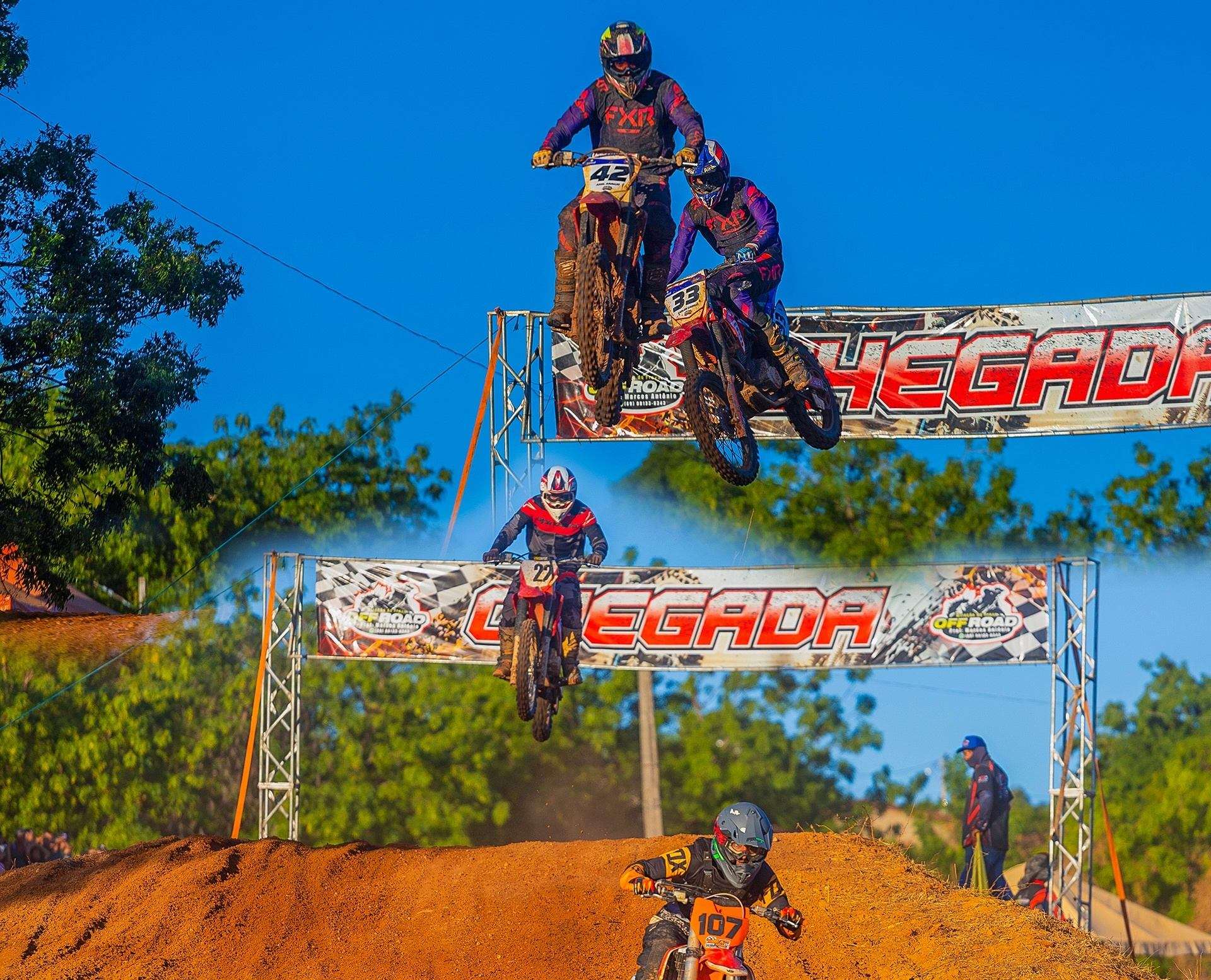 Prefeitura realiza 11º Motocross de Avelino Lopes com premiação de R$ 20 mil e reúne pilotos, equipes e grande público; veja fotos | Divulgação/Ascom