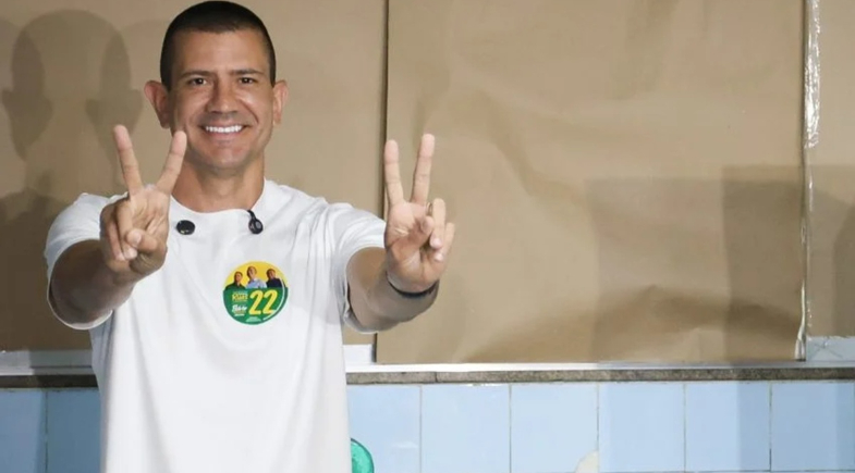 Na imagem, Douglas Ruas logo depois de votar em São Gonçalo, região metropolitana do Rio | Reprodução/Facebook