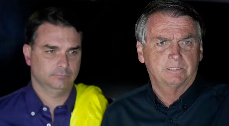 Flávio Bolsonaro e Jair Bolsonaro | AP Photo/Eraldo Peres