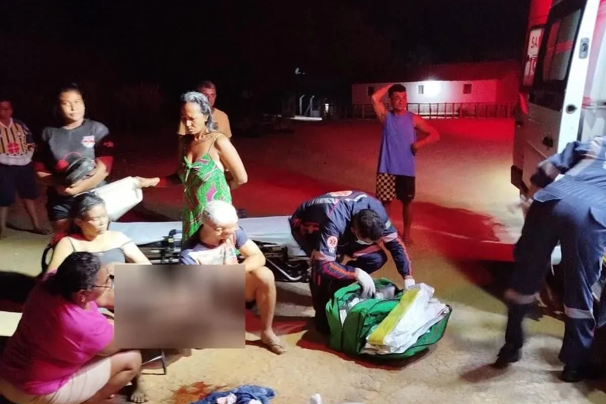 Casal fica gravemente ferido após carreta tombar em ladeira no Sul do Piauí - Imagem 1