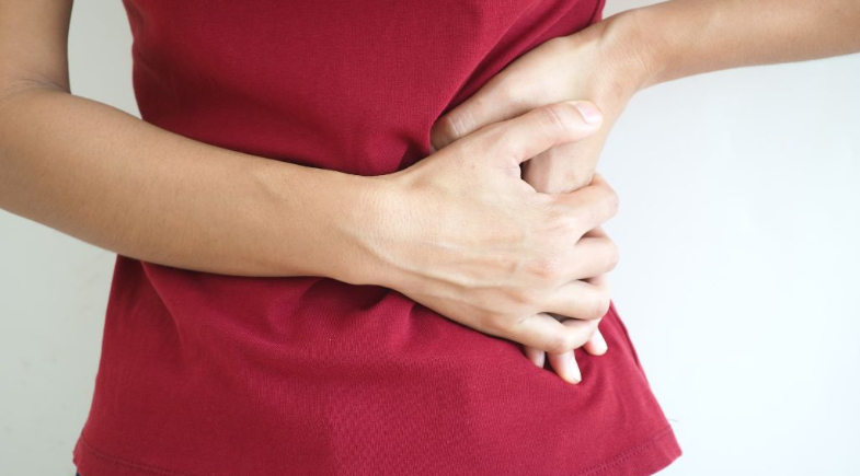 Dor intensa nas costas que vai para a barriga pode ser sinal de cólica renal; saiba identificar