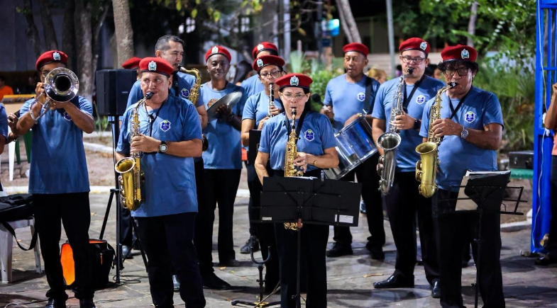 Banda Ordem de Pery Pery se apresenta na Praça da Bandeira durante os festejos de Piripiri