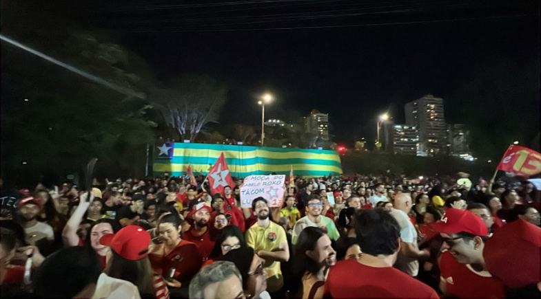 Apoiadores de Lula participaram de caminhada em Teresina nesta segunda-feira (19), com bandeiras e cartazes em defesa da reeleição do presidente | Jéssica Machado/MeioNews