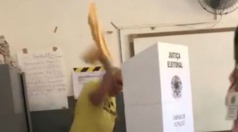 Em 2022, eleitor quebrou a urna eletrônica na votação presidencial.  | Reprodução