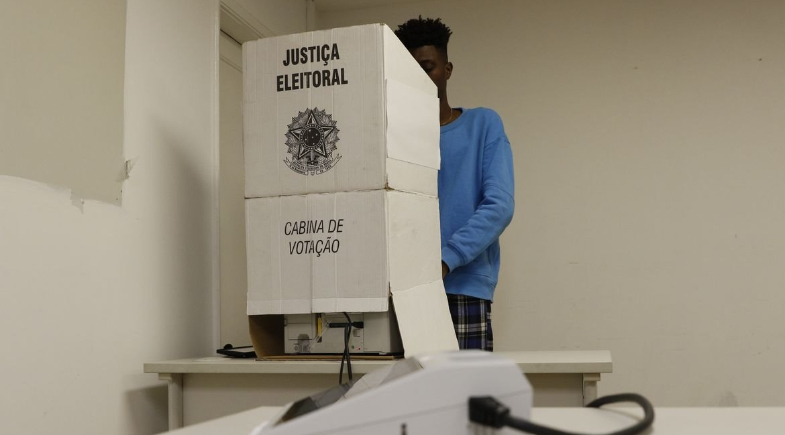 Pessoa durante votação | Reprodução