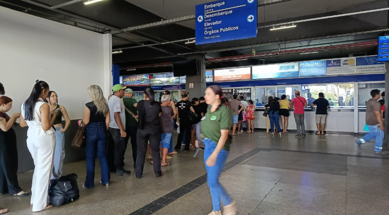 Fila para garantir passagens gratuitas. | Saymon Lima/ Portal MeioNews