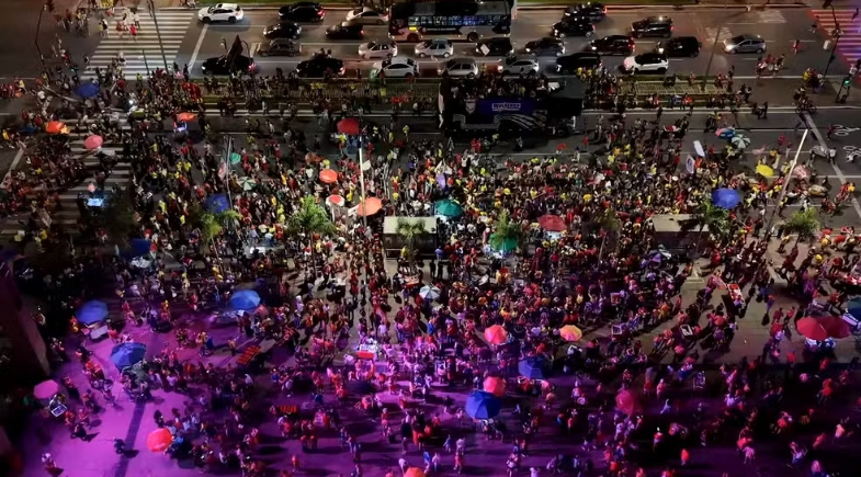Manifestantes fazem ato pró-Lula na Praça da Estação, em BH | Foto: Reprodução/TV Globo