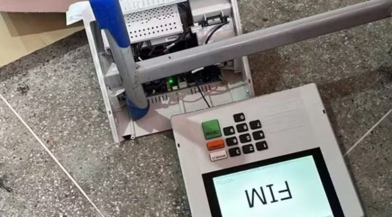 Eleitor discute com mesária e quebra urna eletrônica durante votação em Fortaleza | Reprodução