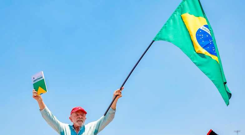 Lula publica artigo na Folha; Flávio Bolsonaro não escreveu | Divulgação