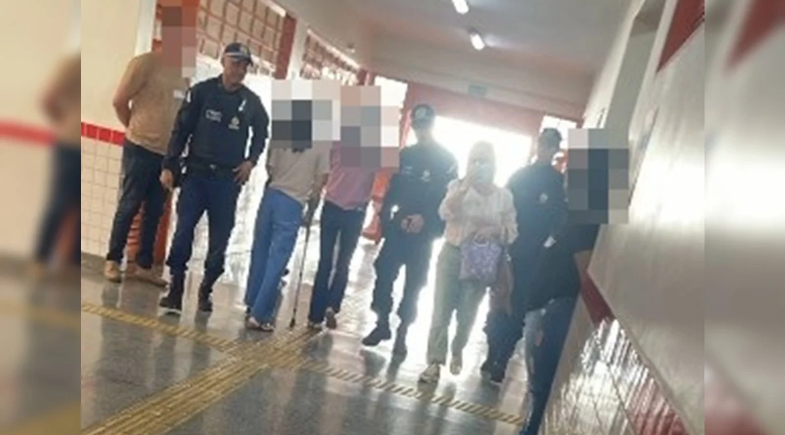 Momento em que ela é detida.  | @pontealtanews