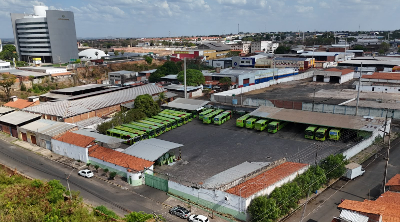 Ônibus parados neste domingo (25) em garagem na zona Sul de Teresina | Divulgação
