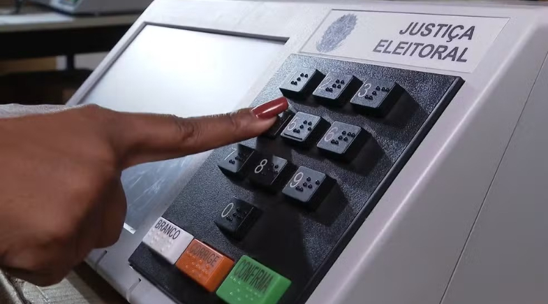 Para votar no segundo turno das Eleições 2026, os eleitores podem consultar pela internet o número da zona e da seção eleitoral. | REPRODUÇÃO