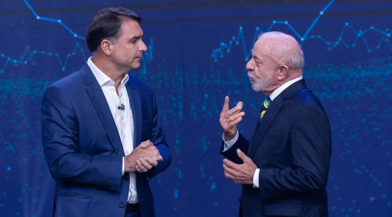 Flávio Bolsonaro e Lula | Tuane Fernandes/NurPhoto/AFP