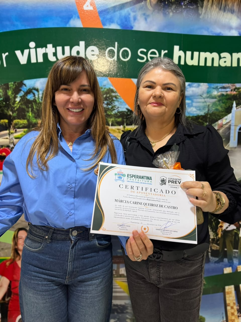 Esperantina entrega portarias de aposentadoria a servidores - Divulgação/ASCOMEsperantina entrega portarias de aposentadoria a servidores - Divulgação/ASCOM
