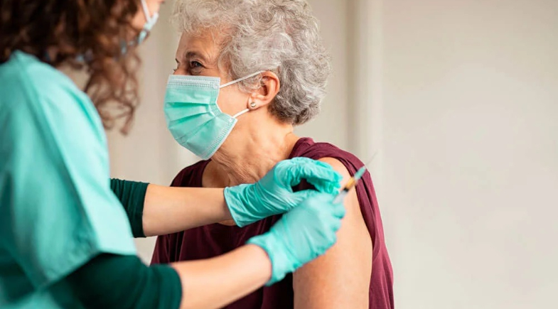 União inicia vacinação com Pneumo 20 para idosos a partir de 85 anos; veja onde se vacinar