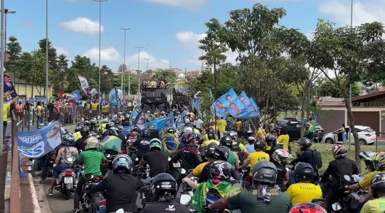 Flávio Bolsonaro (PL) em motocarreata entre Santa Bárbara d'Oeste (SP) e Americana (SP) na manhã deste sábado (3) | Foto: Edijan Del Santo/EPTV