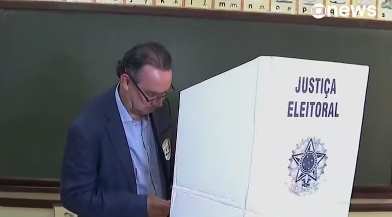 Augusto Cury (Avante) vota em Colina, no interior de SP | Reprodução/GloboNews