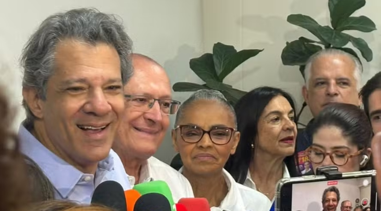Candidato ao governo de São Paulo, Fernando Haddad, vota acompanhado de Simone Tebet (PSB), Marina Silva (Rede), Geraldo Alckmin (PSB) e de seu vice, Márcio França (PSB) | Foto: Mariana Rosário/Agência O Globo