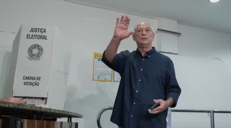 Ciro Gomes (PSDB) vota em Fortaleza | Nayana Melo/ SVM
