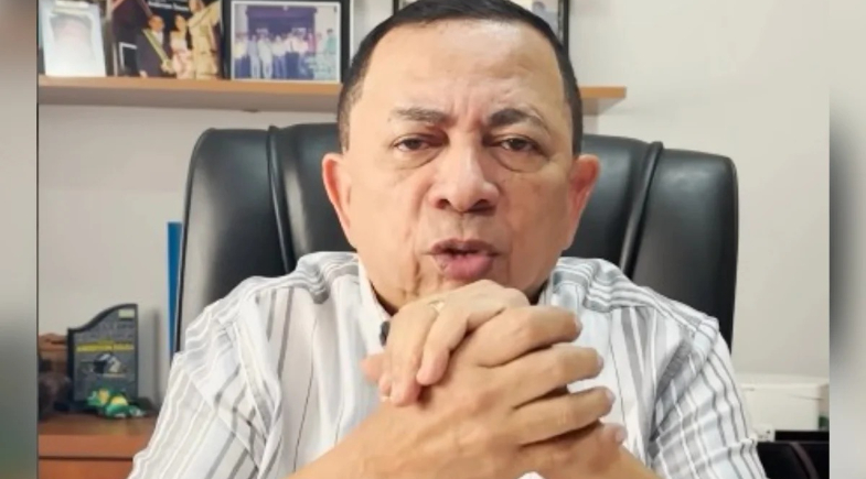 Diante da situação, os policiais deram voz de prisão ao ex-prefeito, que foi encaminhado para a Delegacia de Polícia Civil de Rio Preto da Eva. | Reprodução