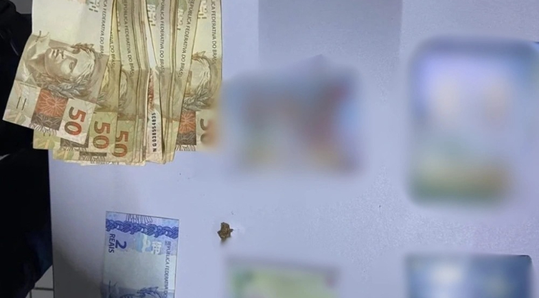 Durante a ação, foram apreendidos R$ 802 em dinheiro, santinhos de propaganda eleitoral, duas carteiras com documentos pessoais e dois aparelhos celulares. | Reprodução