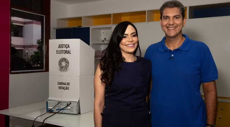 Eduardo Braide (PSD) vota em São Luís ao lado da esposa, Graziela Braide  | Divulgação/Andre Mantelli