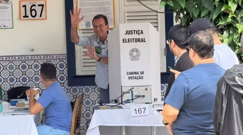 Eduardo Paes vota no Rio de Janeiro | Bruno Grubertt / TV Globo
