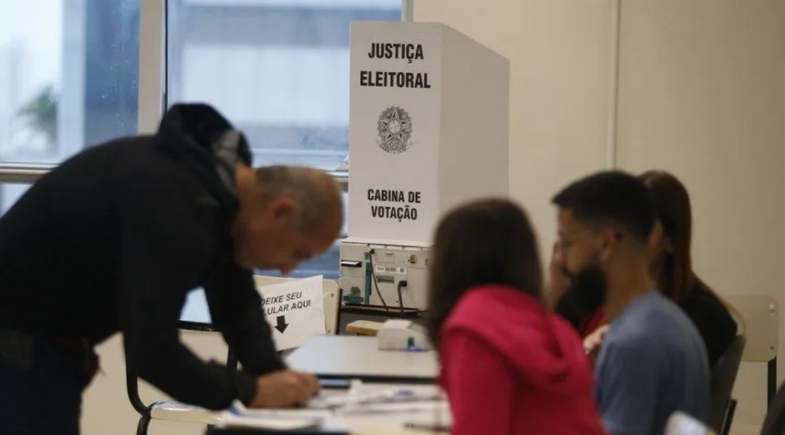 Eleitores que não comparecerem às urnas nas eleições de 2026 e não justificarem a ausência dentro do prazo estão sujeitos a multa e outras restrições previstas no Código Eleitoral | Agência Senado