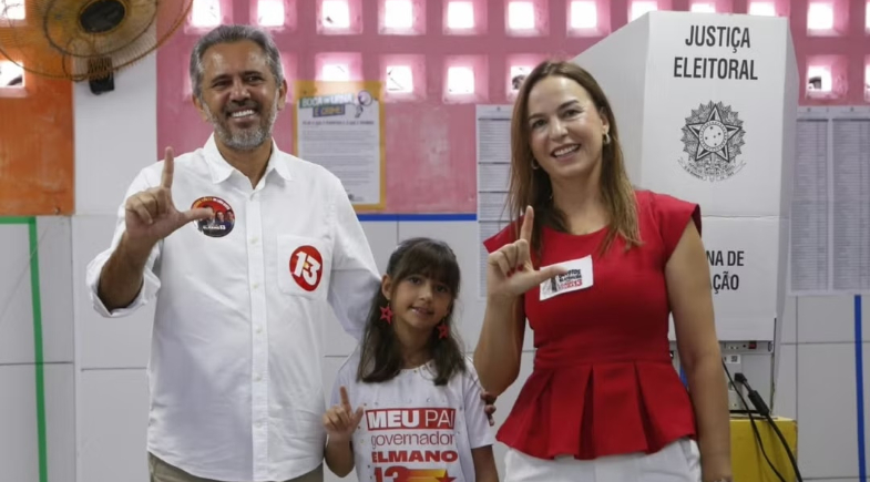 Elmano vota em Caucaia, no Ceará | Fabiane de Paula/Sistema Verdes Mares (SVM)