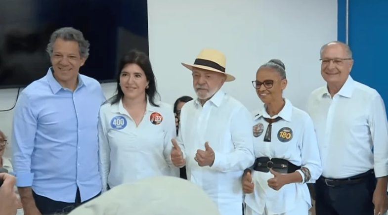 Lula vota em São Bernardo do Campo ao lado dos aliados Fernando Haddad, Simone Tebet, Marina Silva e Geraldo Alckmin | Foto: Reprodução/GloboNews
