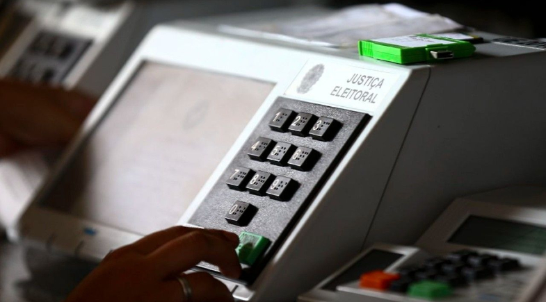 O uso de aparelhos eletrônicos dentro da cabine de votação é proibido pela legislação eleitoral. | Reprodução