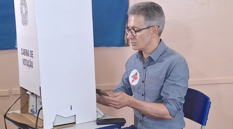 Romeu Zema vota com celular na mão em Araxá (MG) | Foto: Caio Ranieri/TV Integração
