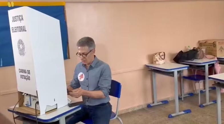 TRE-MG apura uso de celular por Zema na cabine de votação | Reprodução