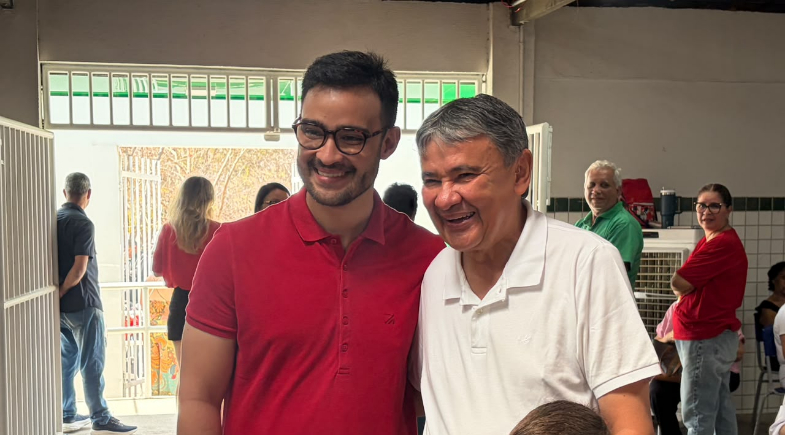 Vinicius Dias vota acompanhado do pai, Wellington Dias | Isabelly Cruz
