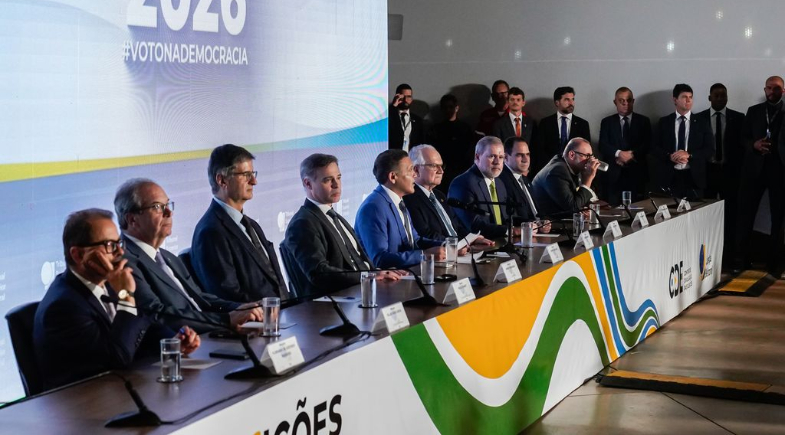 O presidente do TSE, Kassio Nunes Marques, junto com outros ministros, durante entrevista coletiva para falar da apuração de 1 turno das eleições no Brasil | Rafa Neddermeyer/Agência Brasil