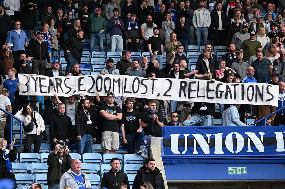 “3 anos, 200 milhões (de libras) perdidos, 2 rebaixamentos”: torcedores do Leicester protestam — Foto: Getty Images