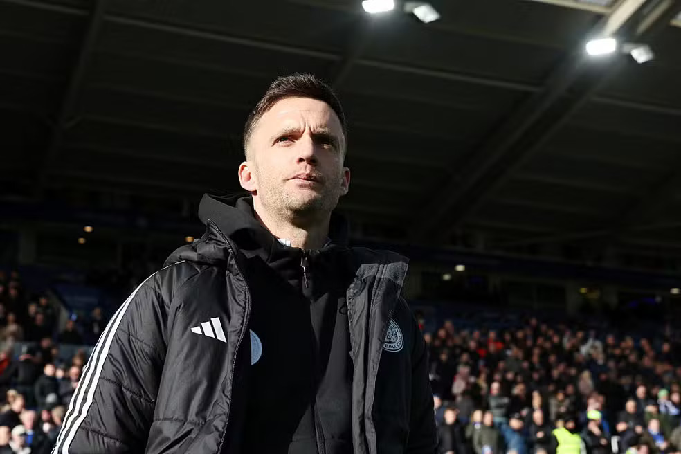 Andy King, campeão da Premier League em 2016 como jogador, é o atual técnico interino do Leicester — Foto: Getty Images