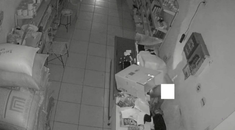 Homem sem roupa furta mercadinho no sul do Piauí | Foto: Reprodução/Mural da Vila