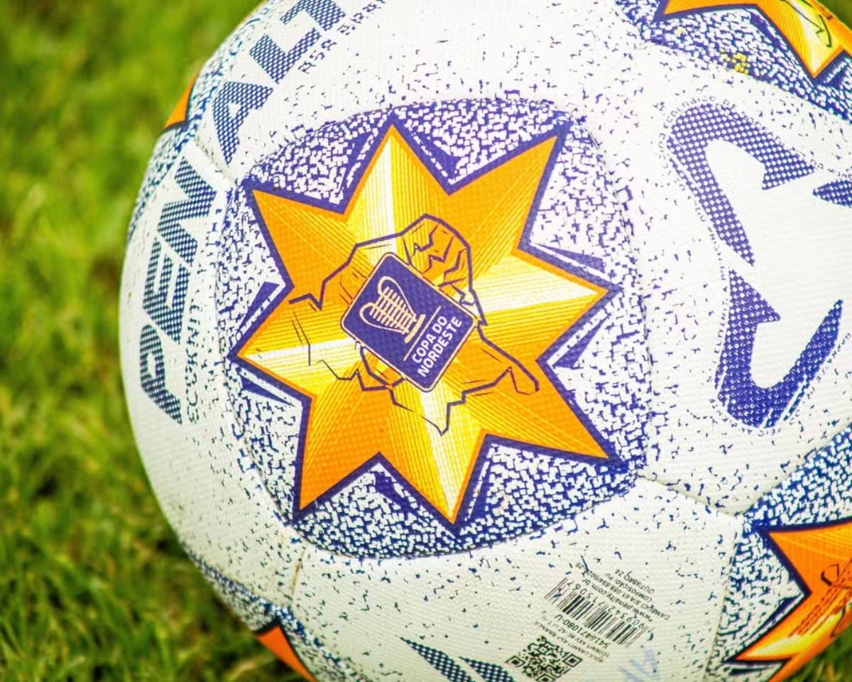 Bola oficial da Copa do Nordeste 2025 (Foto: Reprodução/ Edmario Oliveira/América FC)