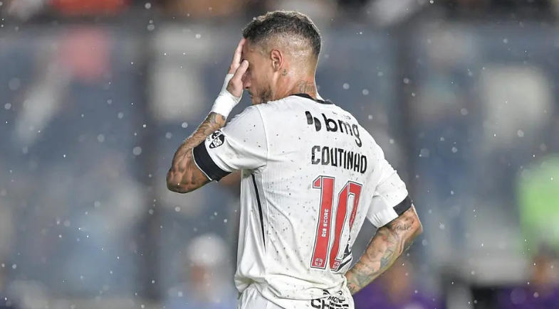 Philippe Coutinho lamenta partida ruim | Foto: Thiago Ribeiro/AGIF