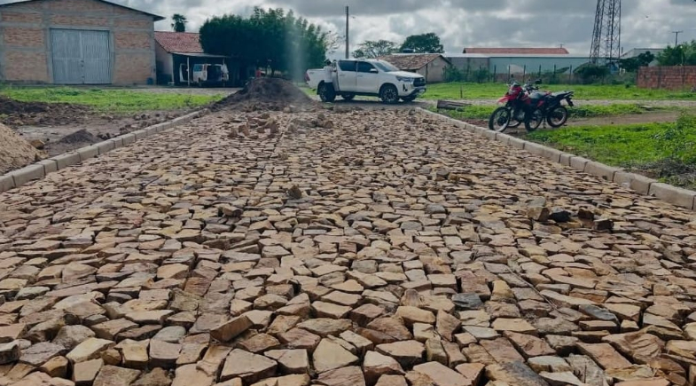 Prefeitura de Caxingó inicia serviços de pavimentação poliédrica no povoado Carreiras