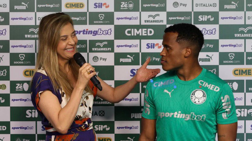 A presidente Leila Pereira apresenta o mais novo atleta do clube - Foto: Cesar Greco/Palmeiras