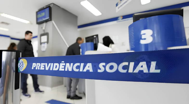 Clientes são atendidos em prédio do INSS | Antônio More/Arquivo (Gazeta do Povo)