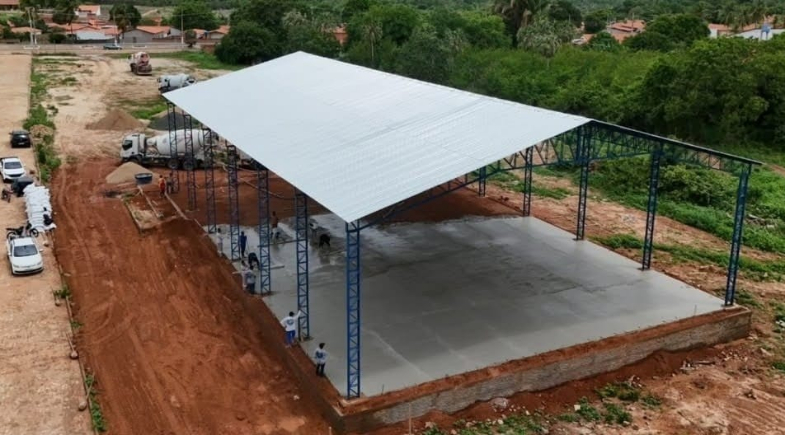 Nova quadra poliesportiva começa a ser construída em São Miguel da Baixa Grande