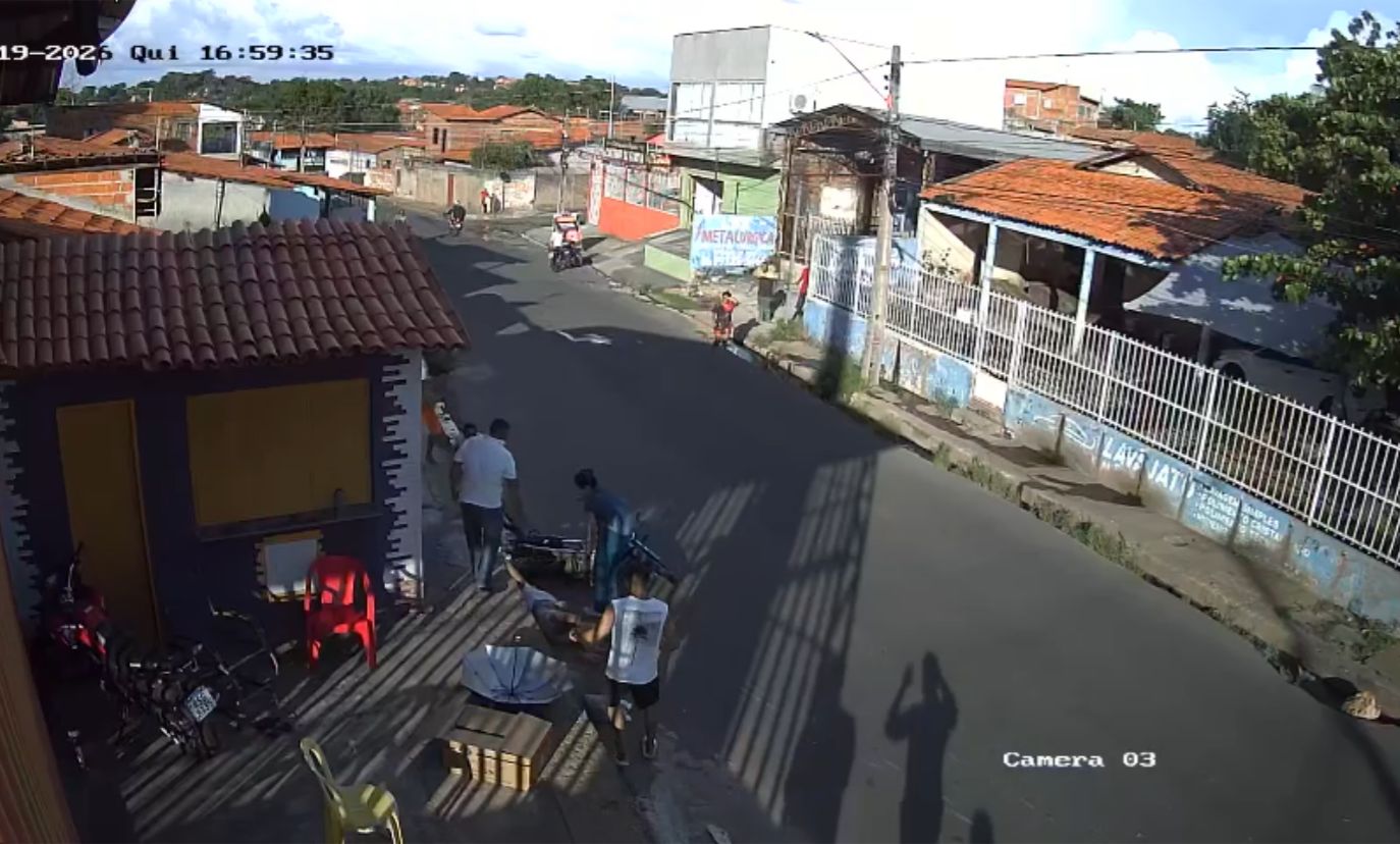 Foto: Reprodução - Moradores prestam socorros a vitima logo após o acidente